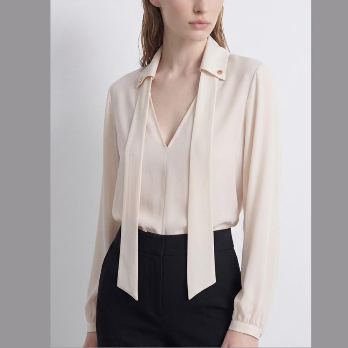 Camicia con Bottoni Gioiello e Sciarpetta Avorio