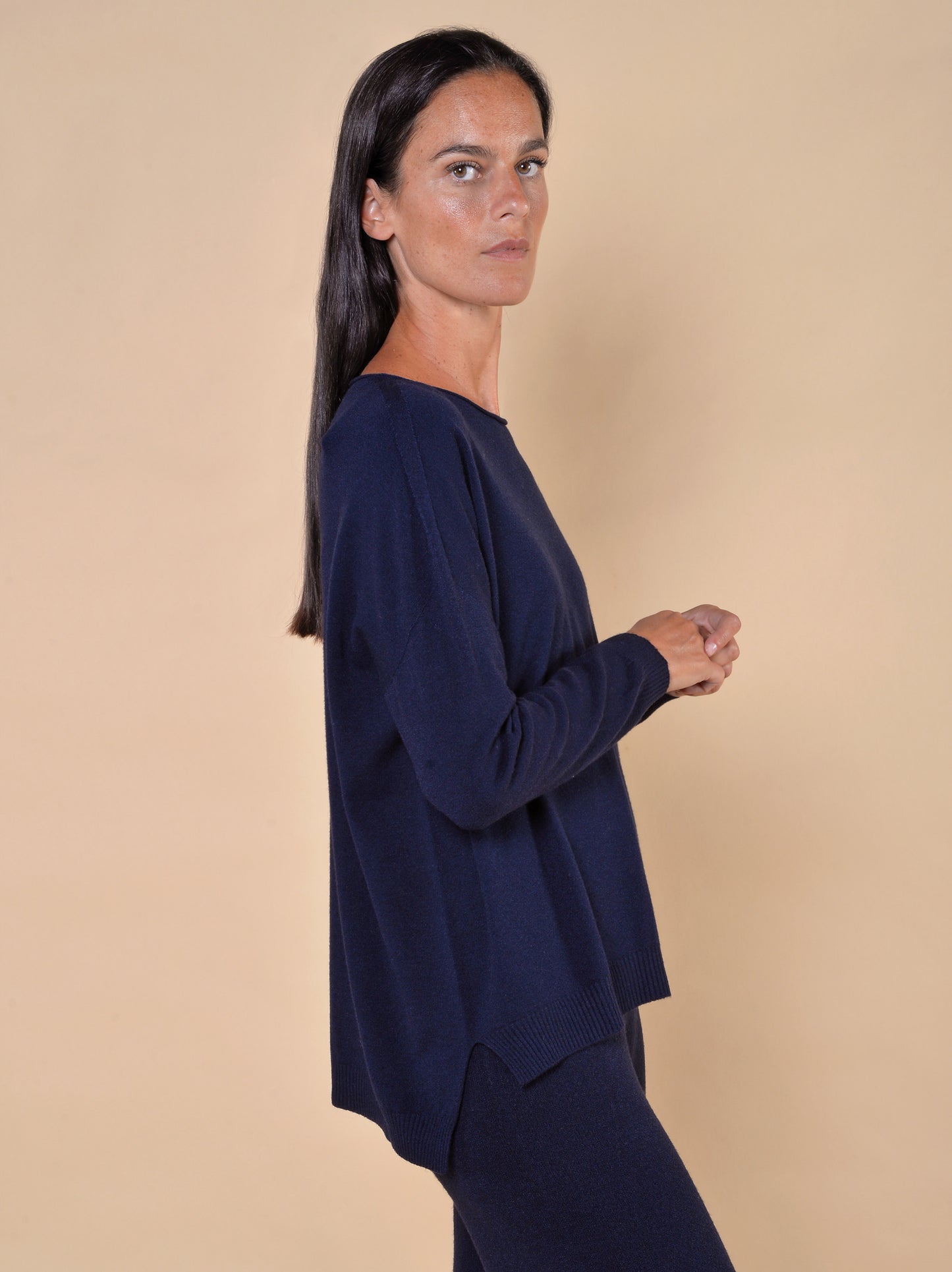Maglia Scollo a Barca con Spacchi Blu