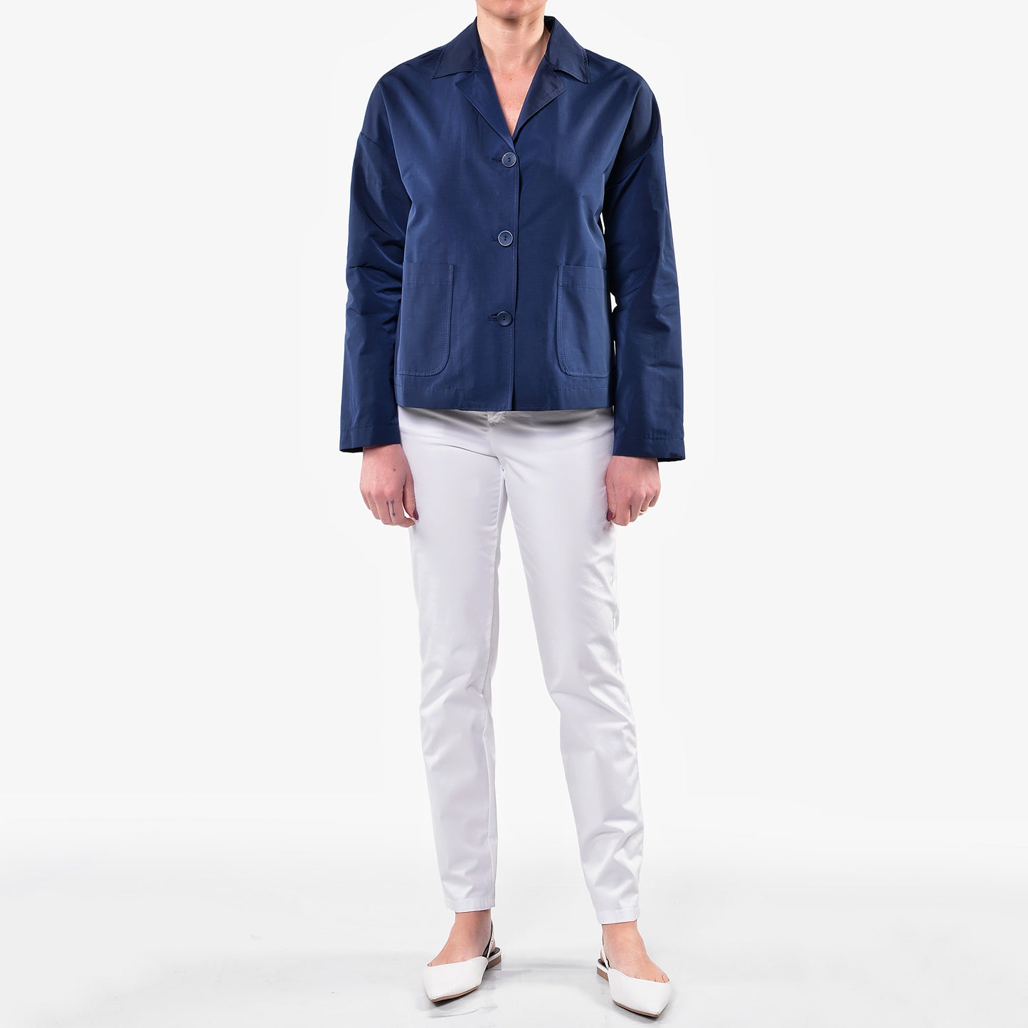 Rote Jacke aus technischem Stoff