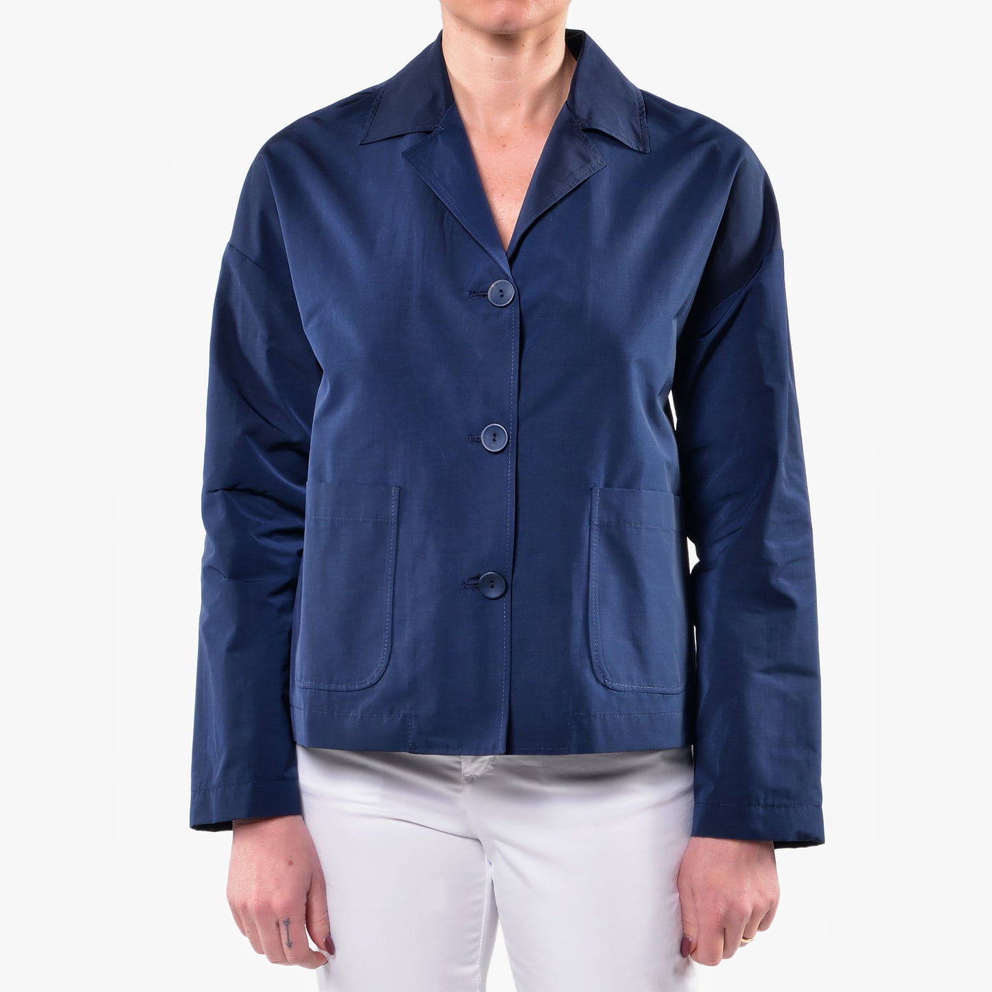 Rote Jacke aus technischem Stoff