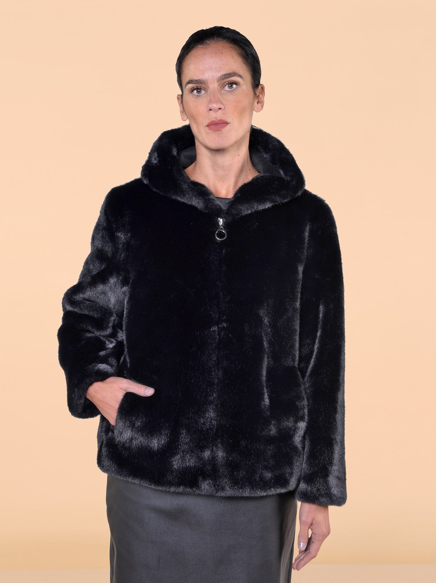 Ecopelliccia con Cappuccio Nera