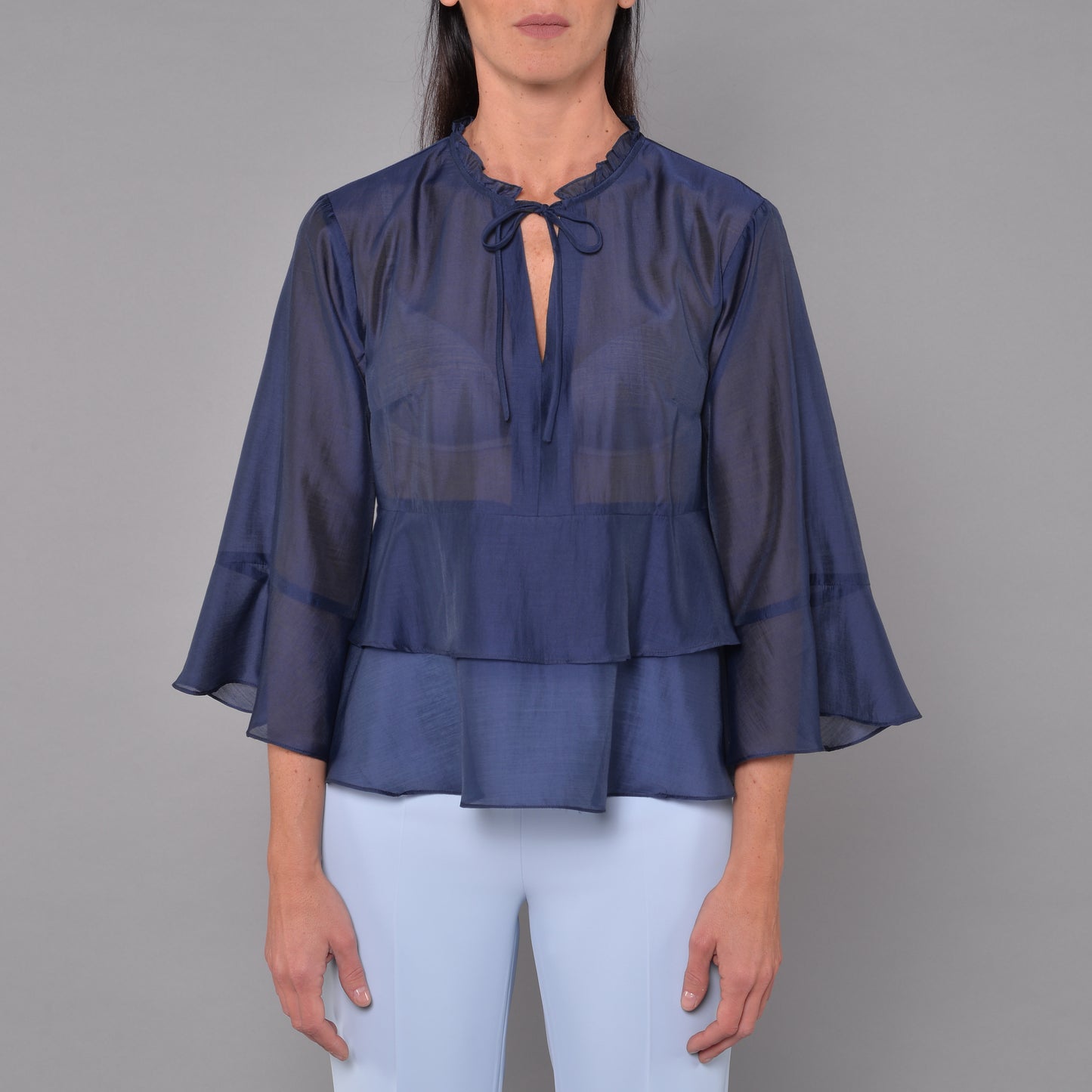 Blaue Rüschenbluse