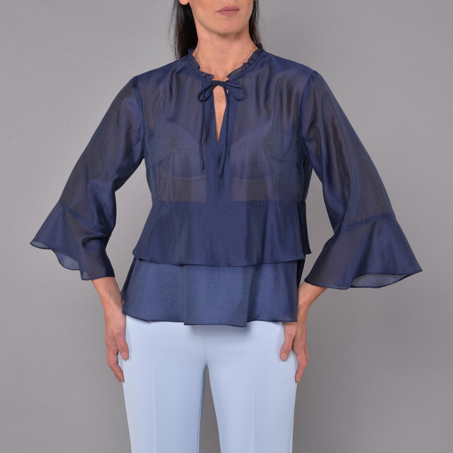 Blaue Rüschenbluse